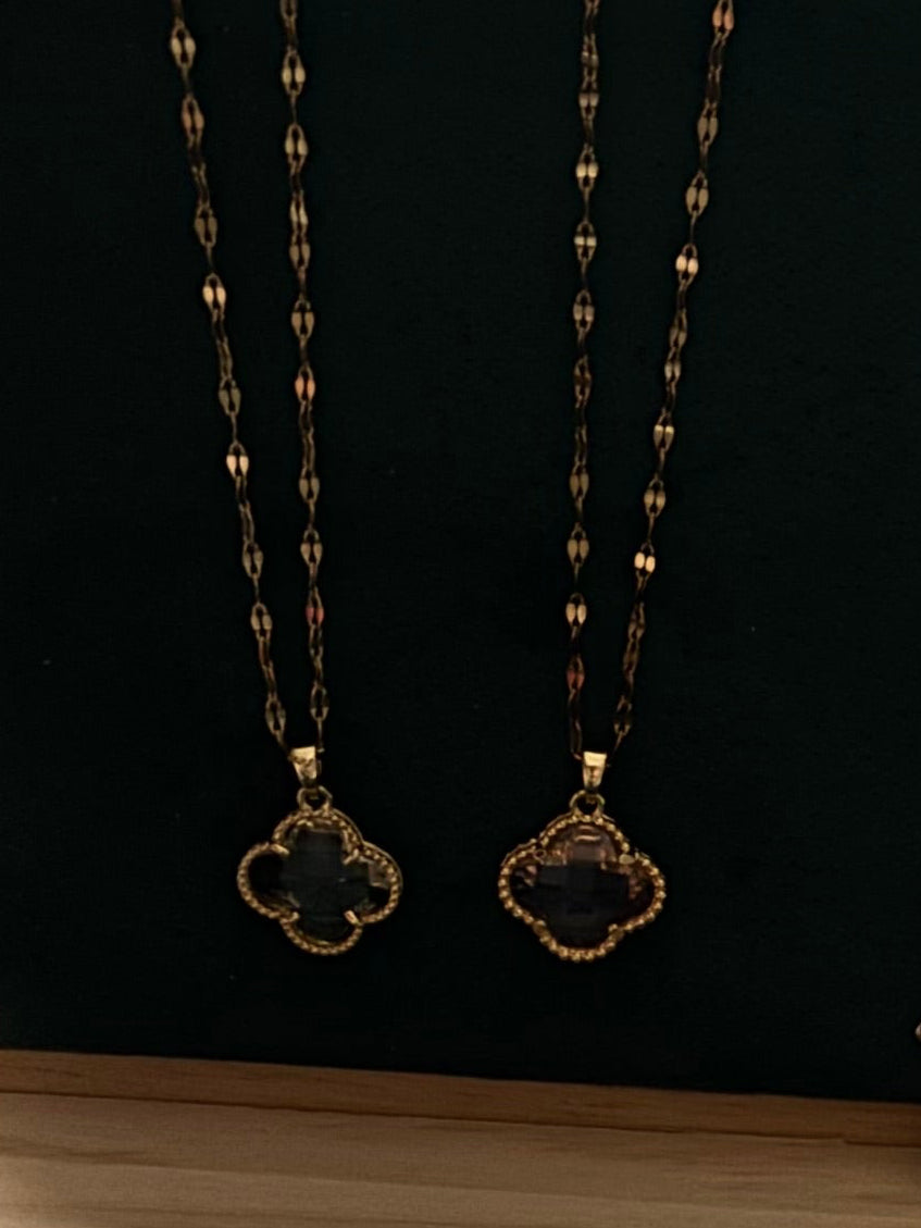 Transparent clover necklace 🤍 *clear or pink clear*